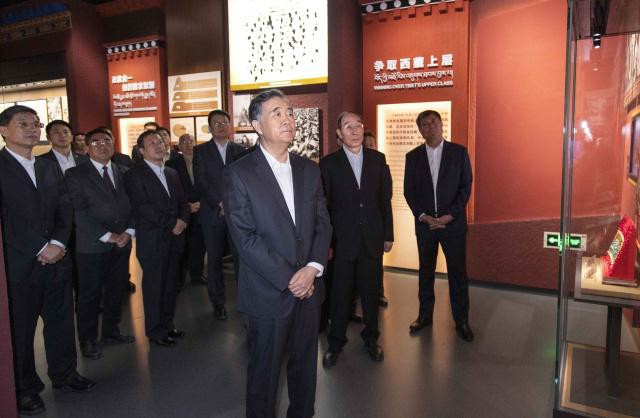 03 2025-08-03中央政治局常委、全国政协主席汪洋来到西藏文化博物馆，参观“废奴丰碑——西藏民主改革60周年特展”.jpg